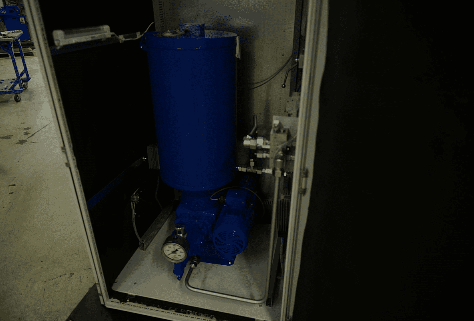 Станция автоматической централизованной двухлинейной смазки CTR-KV-C0014 в шкафу с утеплением и обогревом для барабанного окомкователя