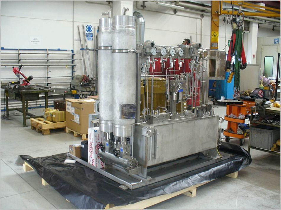 Гидросистема для управления клапанами паровой турбины, выполненная полностью из нержавеющей стали