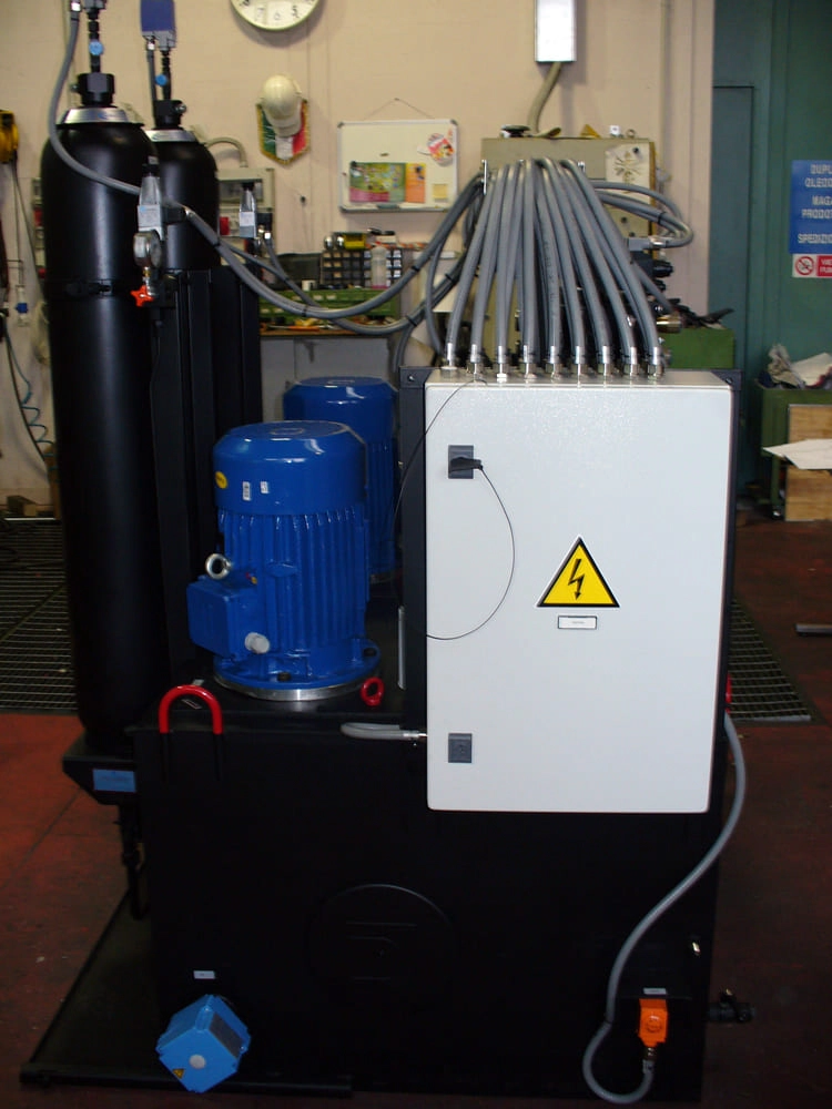 Маслостанция 0297744 гидропривода шиберных затворов сталеразливочных ковшей на негорючих рабочих жидкостях установки непрерывной разливки стали в конвертерном производстве