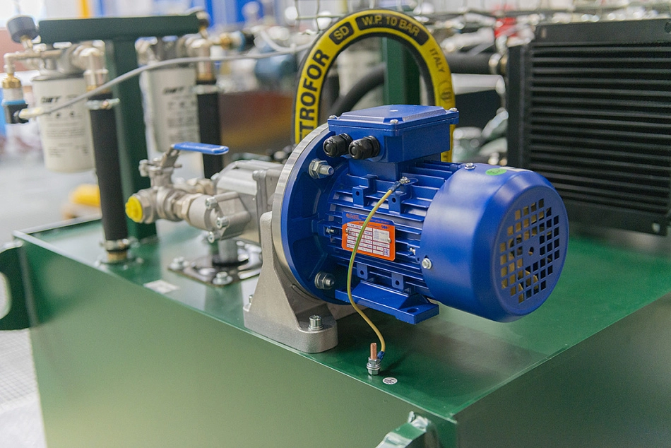 Гидростанция для управления гидроцилиндром, приводящим в движение механизм трубы Вентури