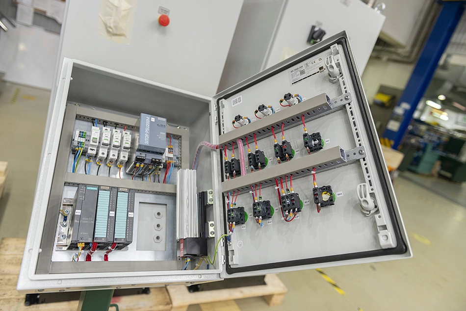 Гидростанция для управления гидроцилиндром, приводящим в движение механизм трубы Вентури