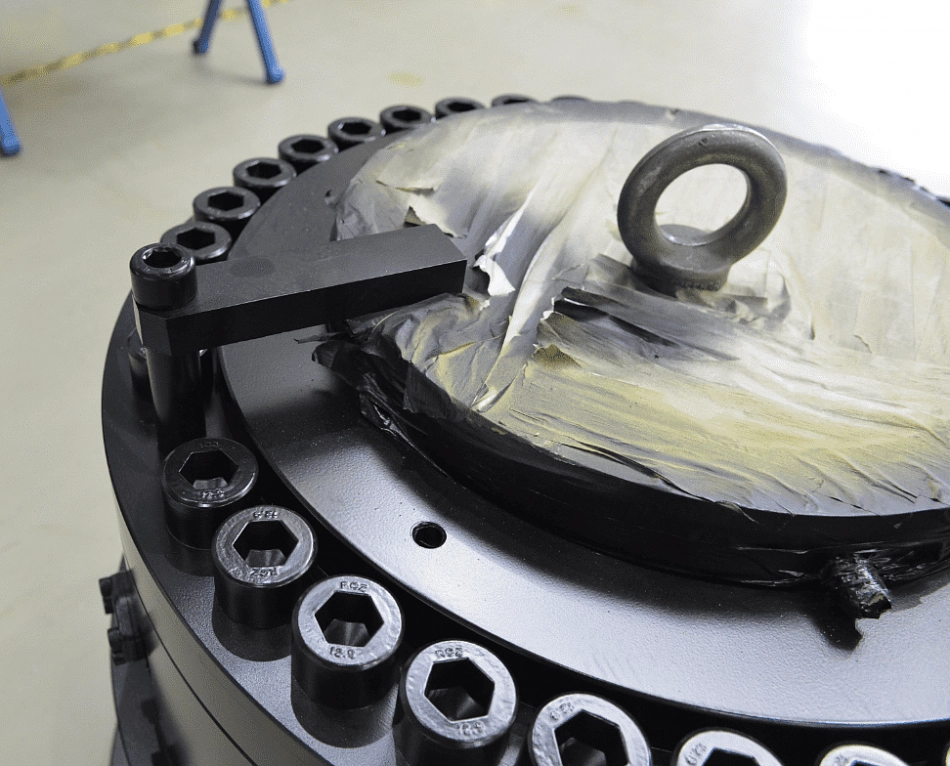 Гидронажимное устройство (ГНУ) листоправильной машины