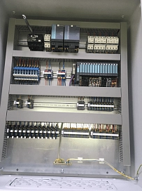 Система управления гидроблоком гидравлической системы сведения/разведения станин кромкогибочного пресса